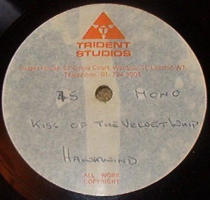 Hawkwind 的 Hurry On Sundown / Kiss of the Velvet Whip 單曲 封面